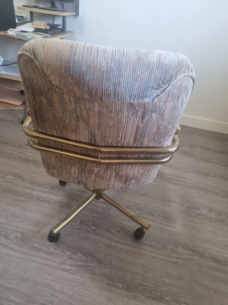 Beautiful Swivel Chair - photo 2