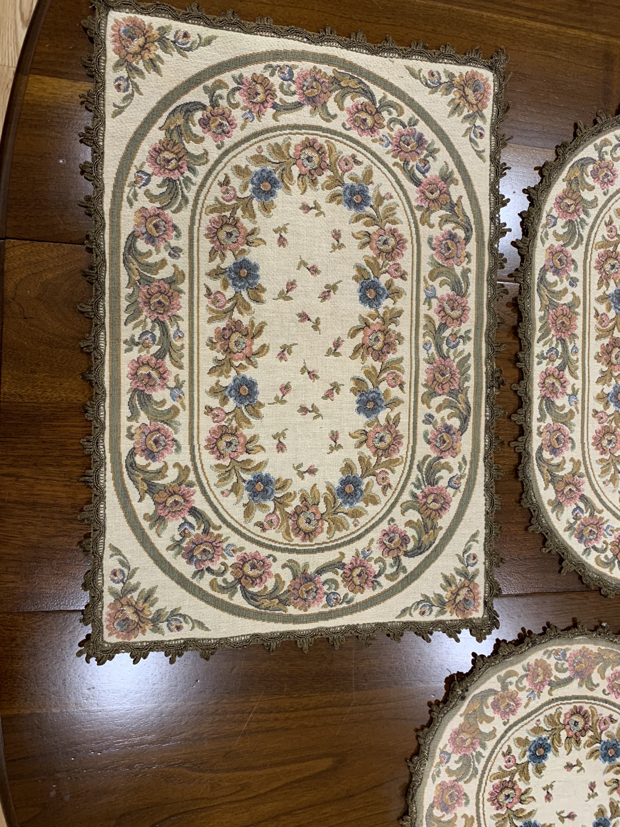 Set of 5 Belgium Doilies image indicator(3)