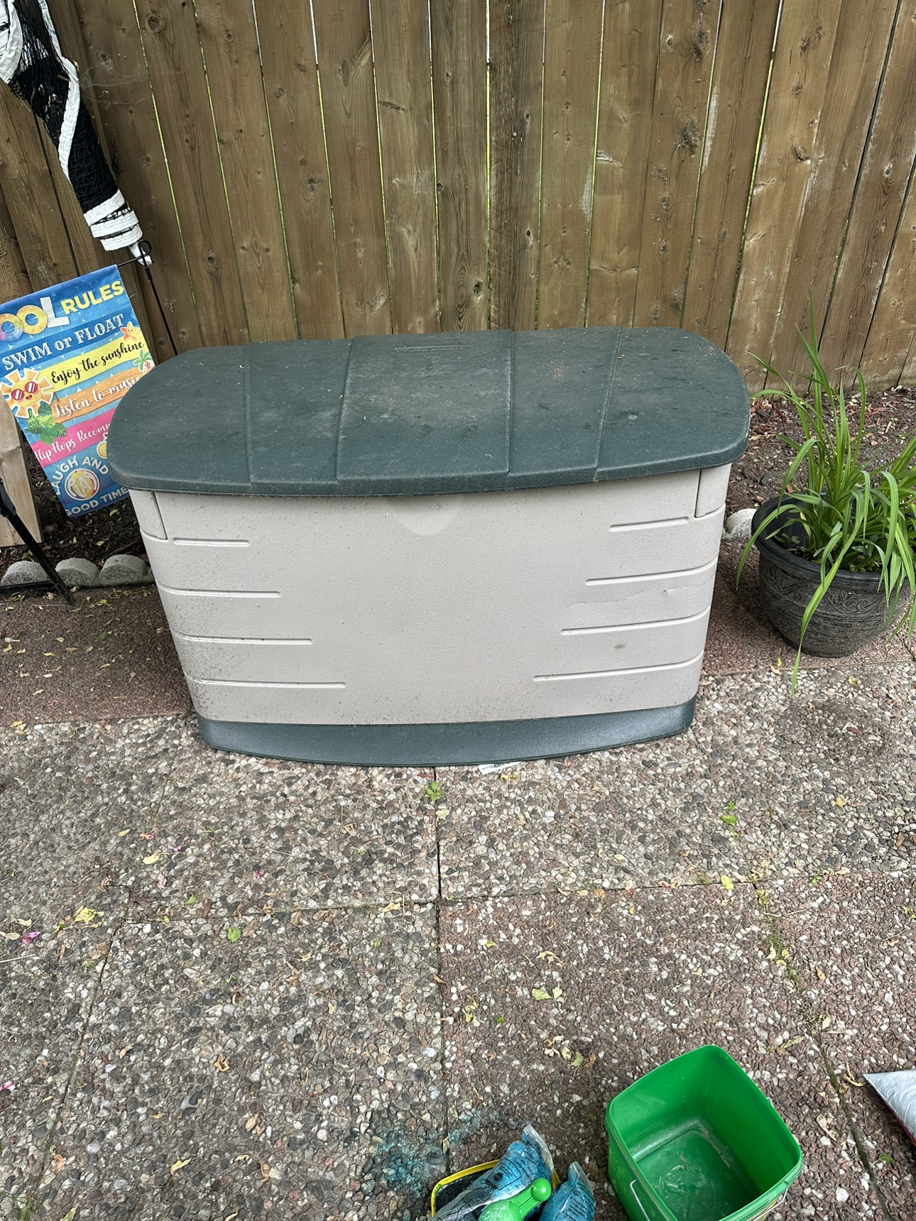 Rubbermaid Storage Container