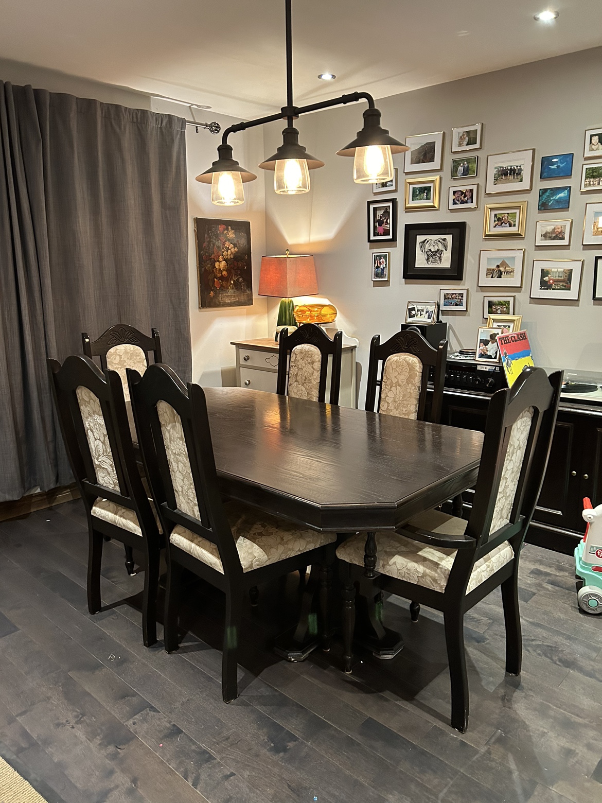Dining Room Table and 6 Chairs