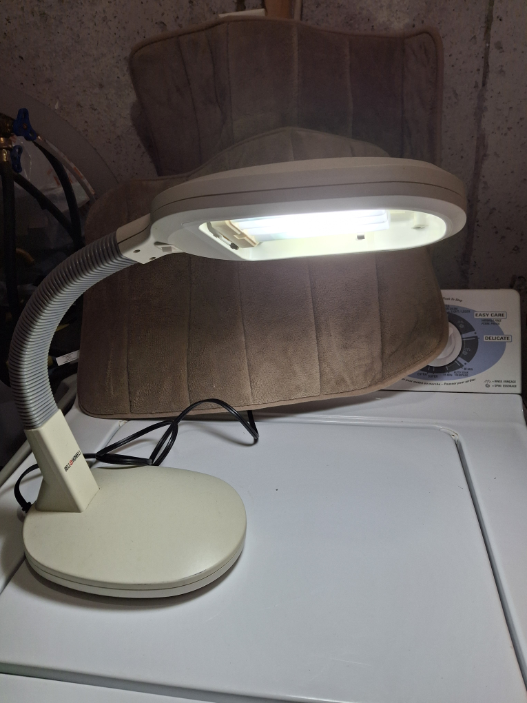 Bell & Howell Desk Lamp image indicator(2)