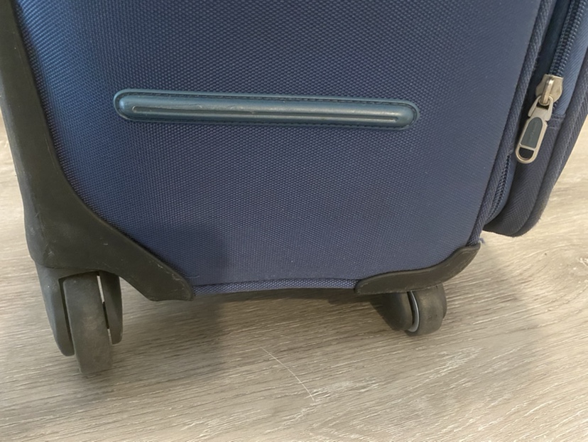 26” Soft shell Pierre Cardin Suitcase - photo 4