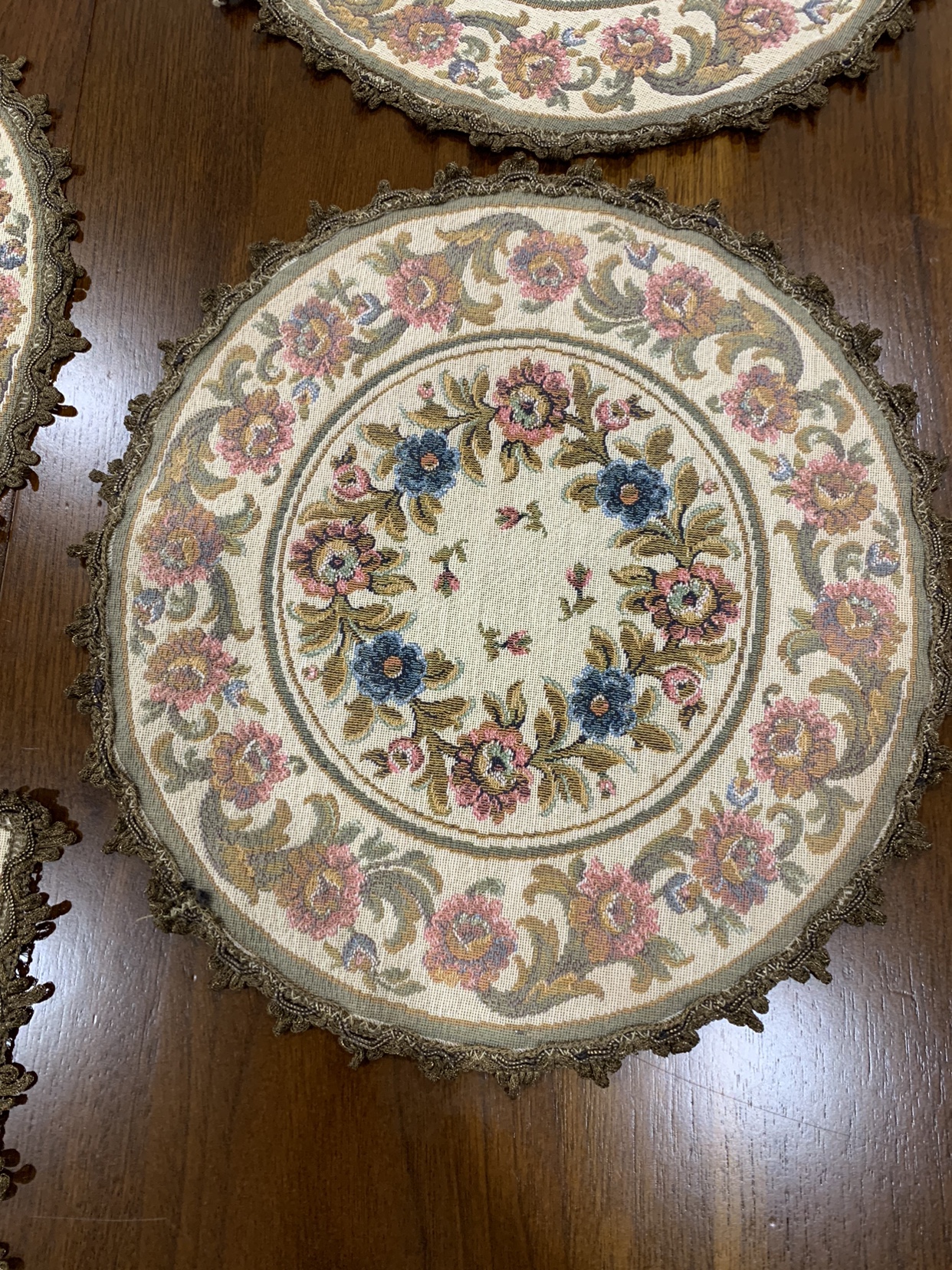 Set of 5 Belgium Doilies image indicator(6)