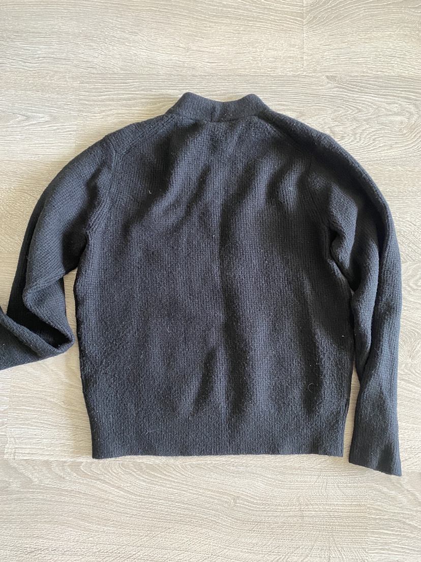 UNIQLO Black Mock Neck Sweater image indicator(2)