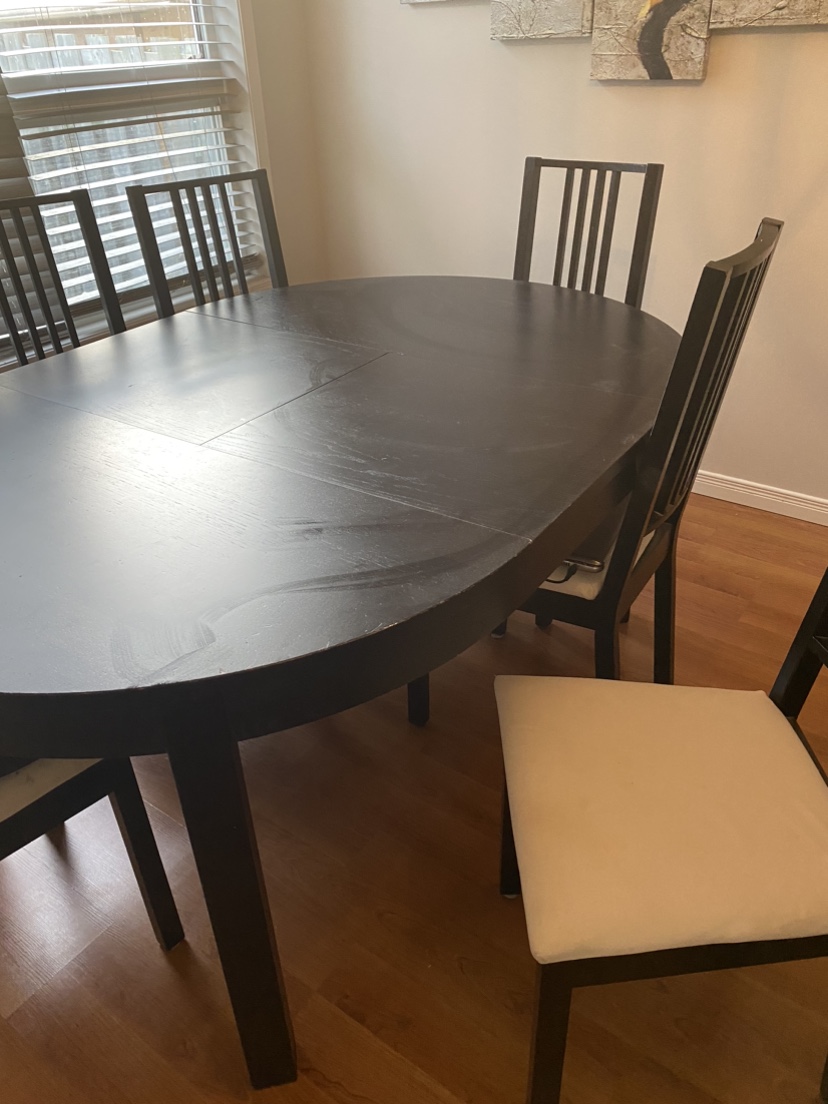 Beautiful Dining room table with 6 chairs!