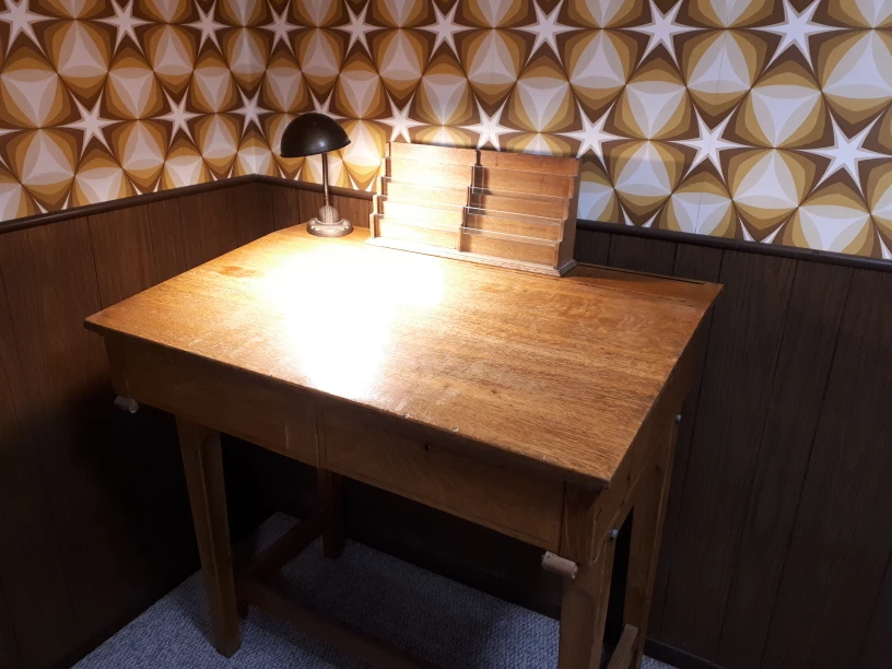 Antique Banker's Standing Desk & Art Deco Lamp - photo 2