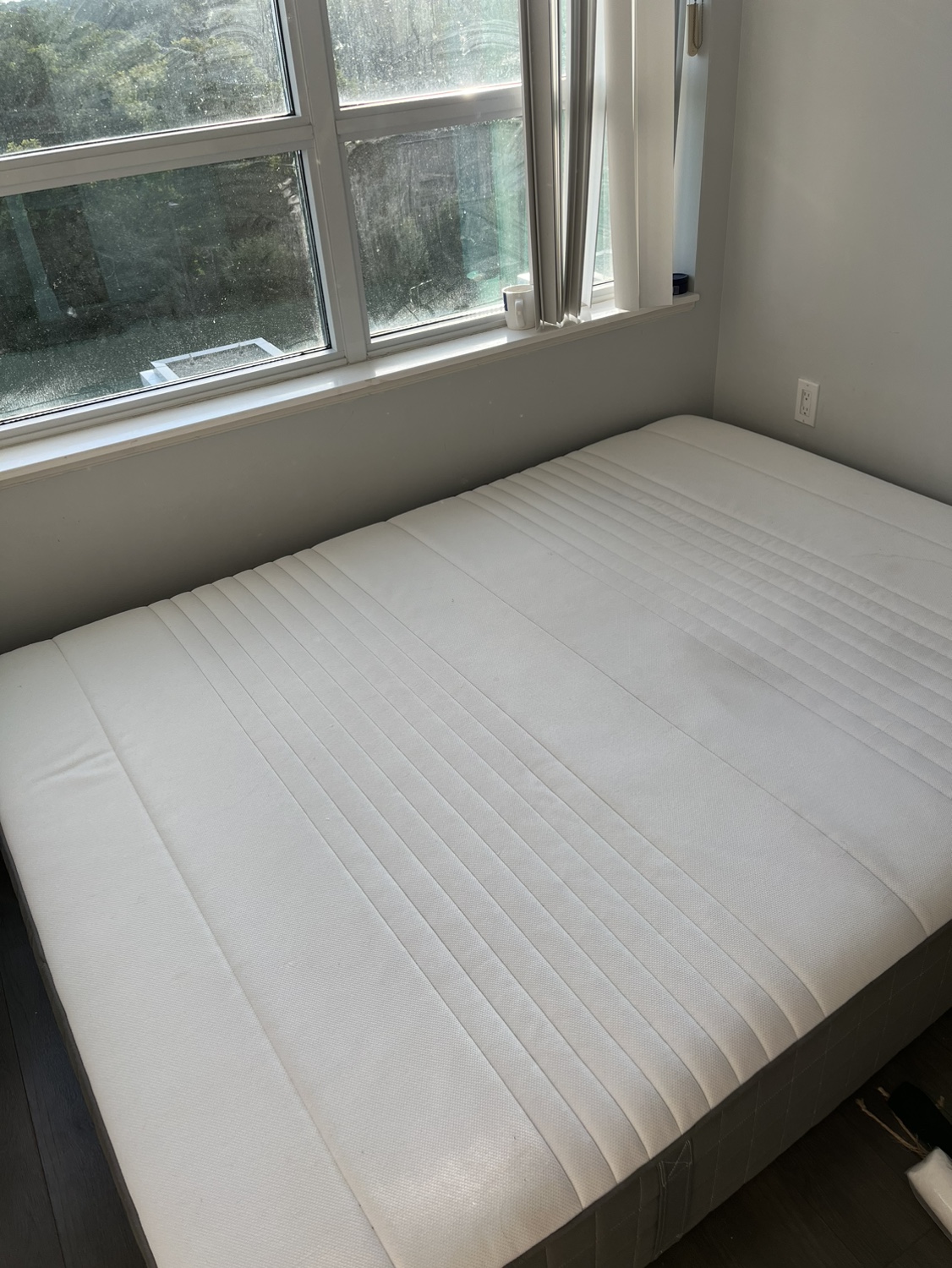 Queen mattress with sheet and pillows - photo 2