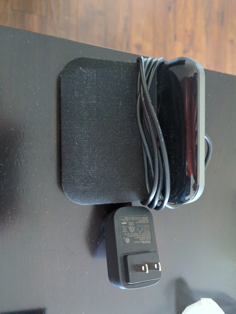 Digital clock with built in wireless charger thumbnail