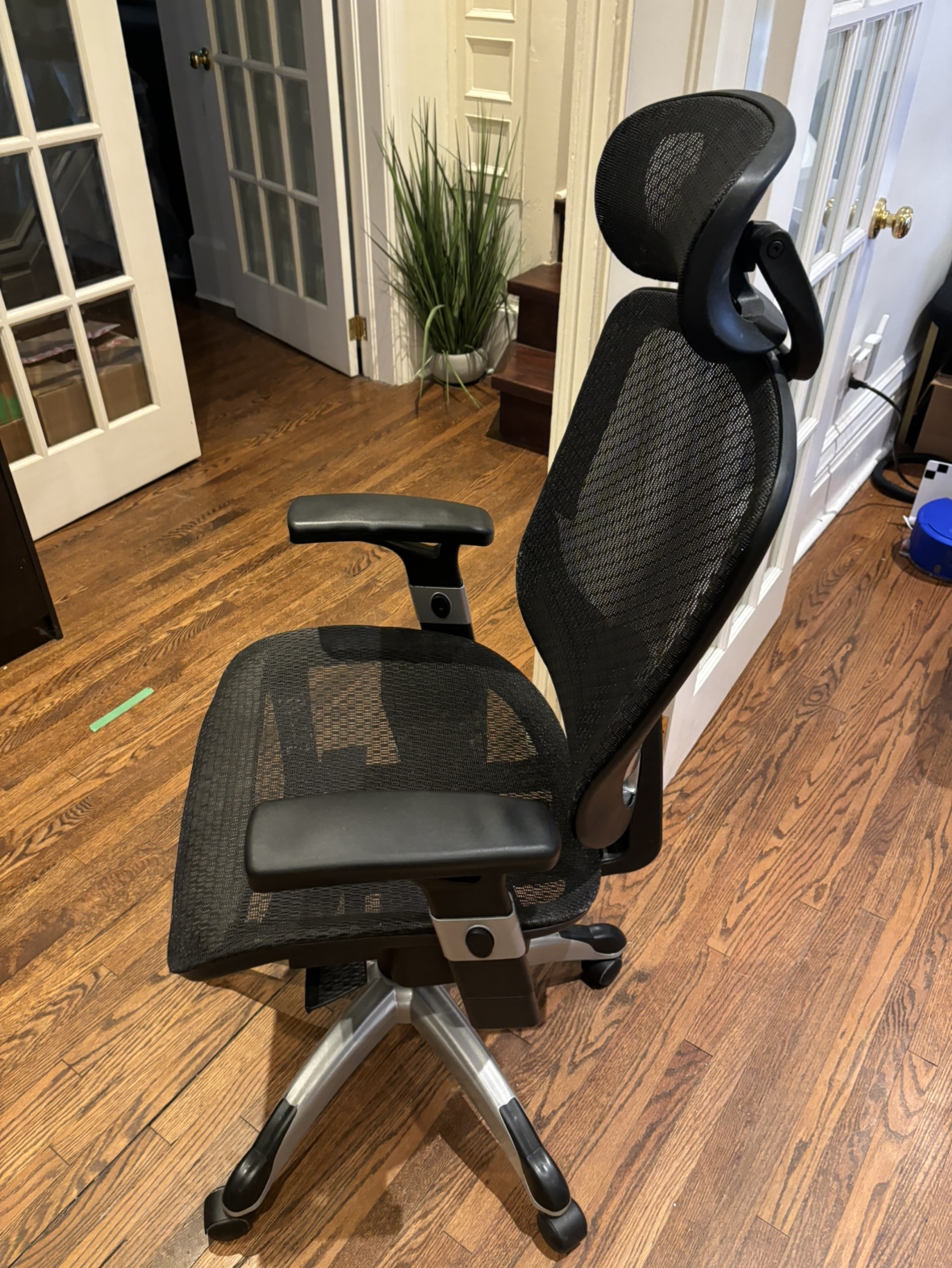 Staples Mesh Office Chair - ergonomic Hyken with head rest - photo 2