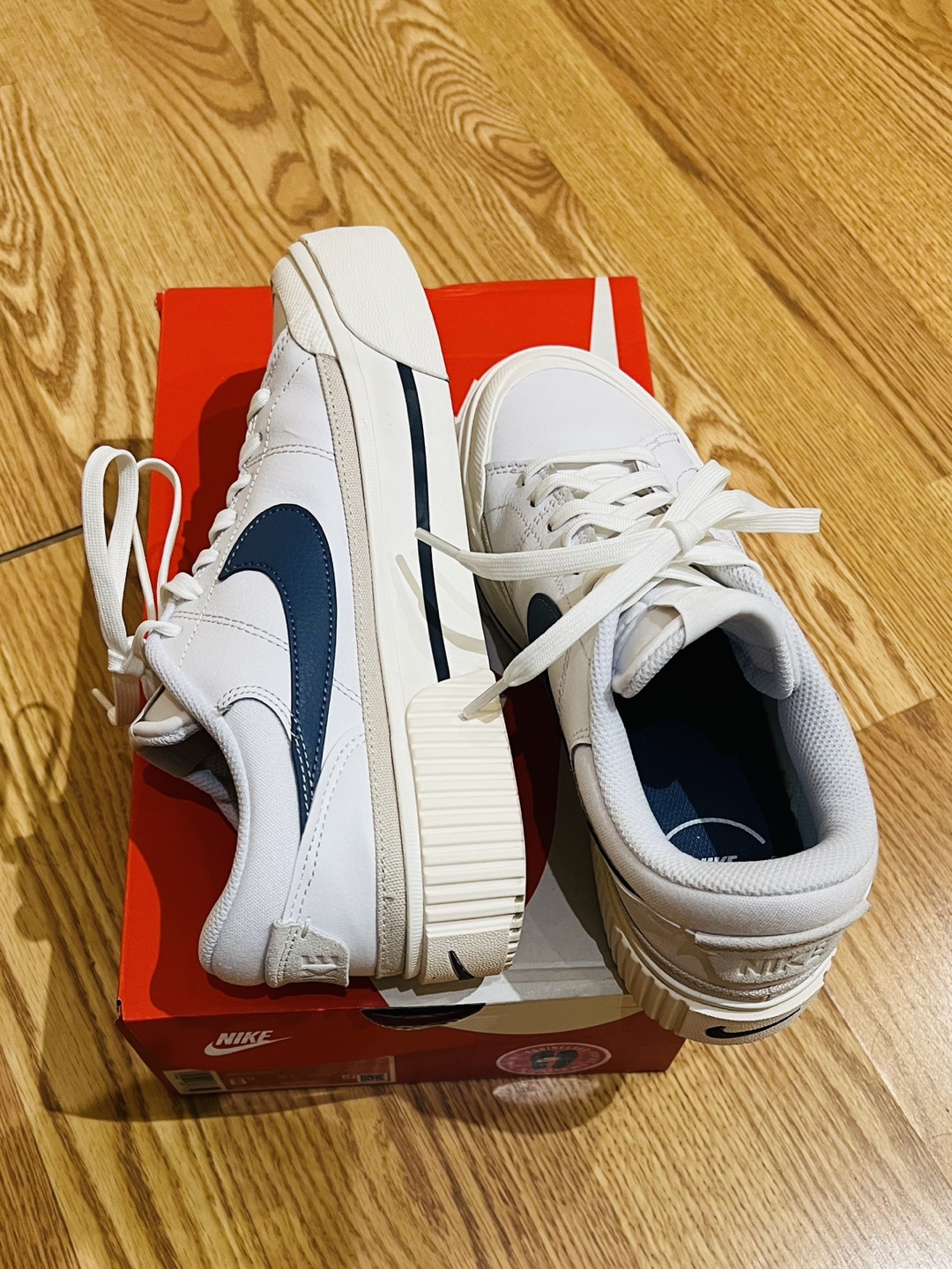 Women's nike sneaker 8.5 image indicator(2)