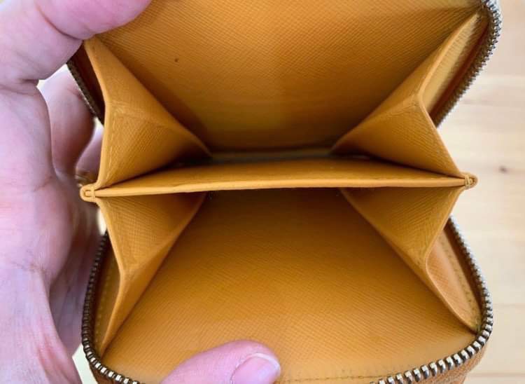 Prada Wallet image indicator(4)