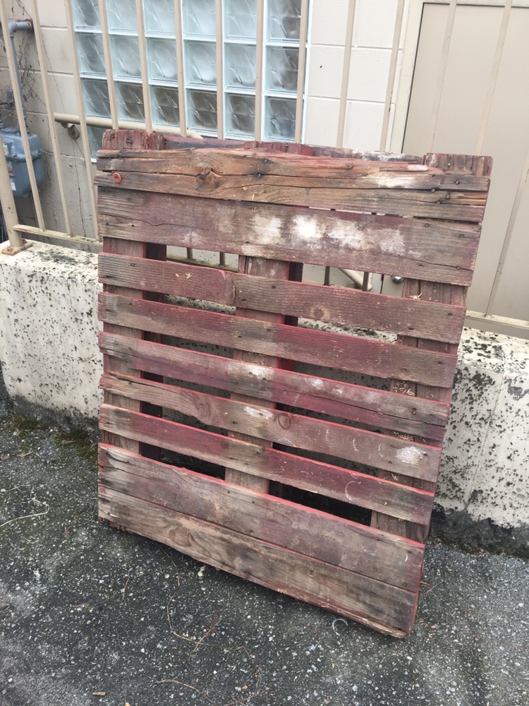 ⚠️FREE⚠️ BIG RED WOODEN PALLET thumbnail