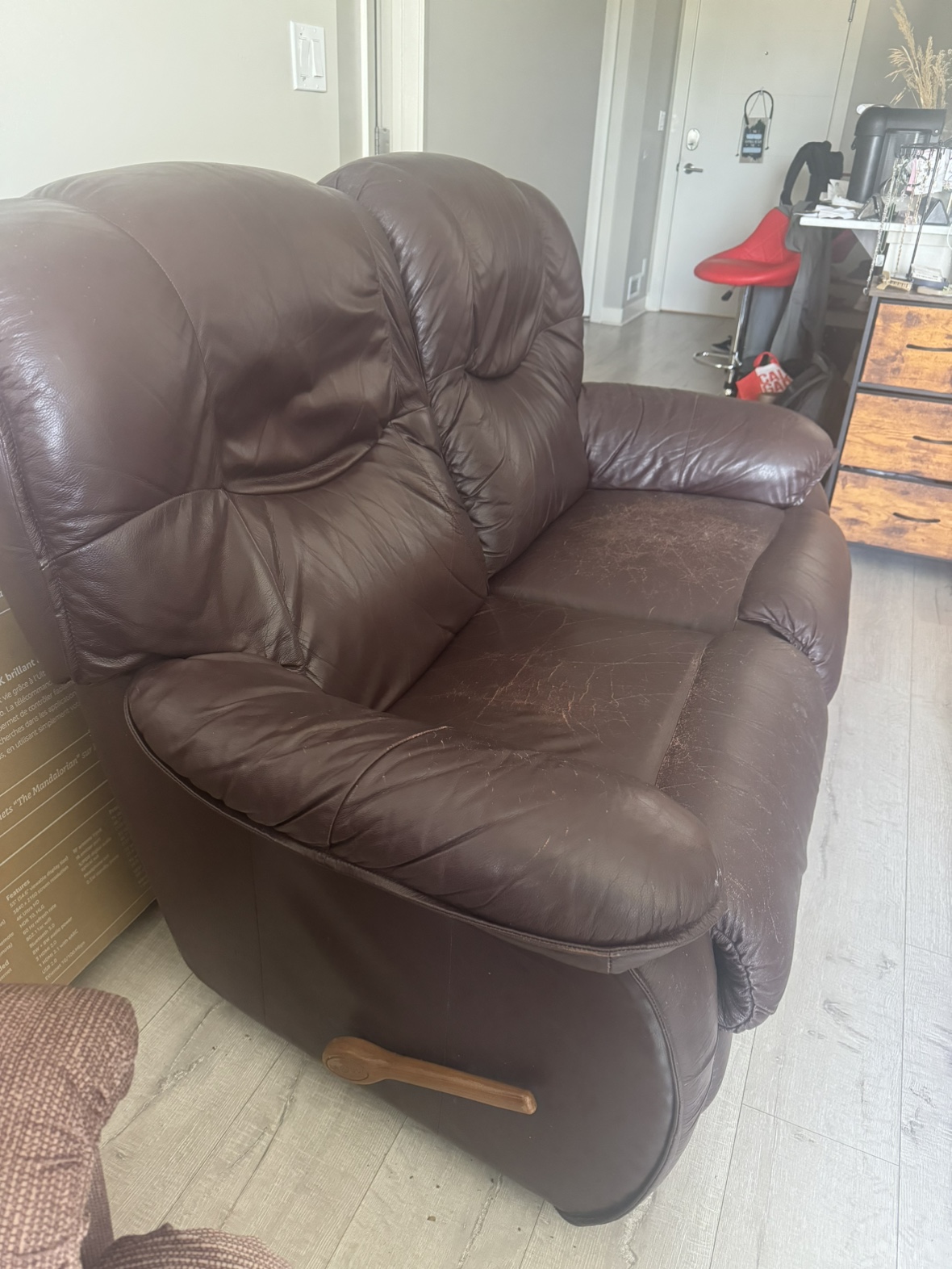 Leather Recliner Loveseat Lazboy and Ottoman - photo 3