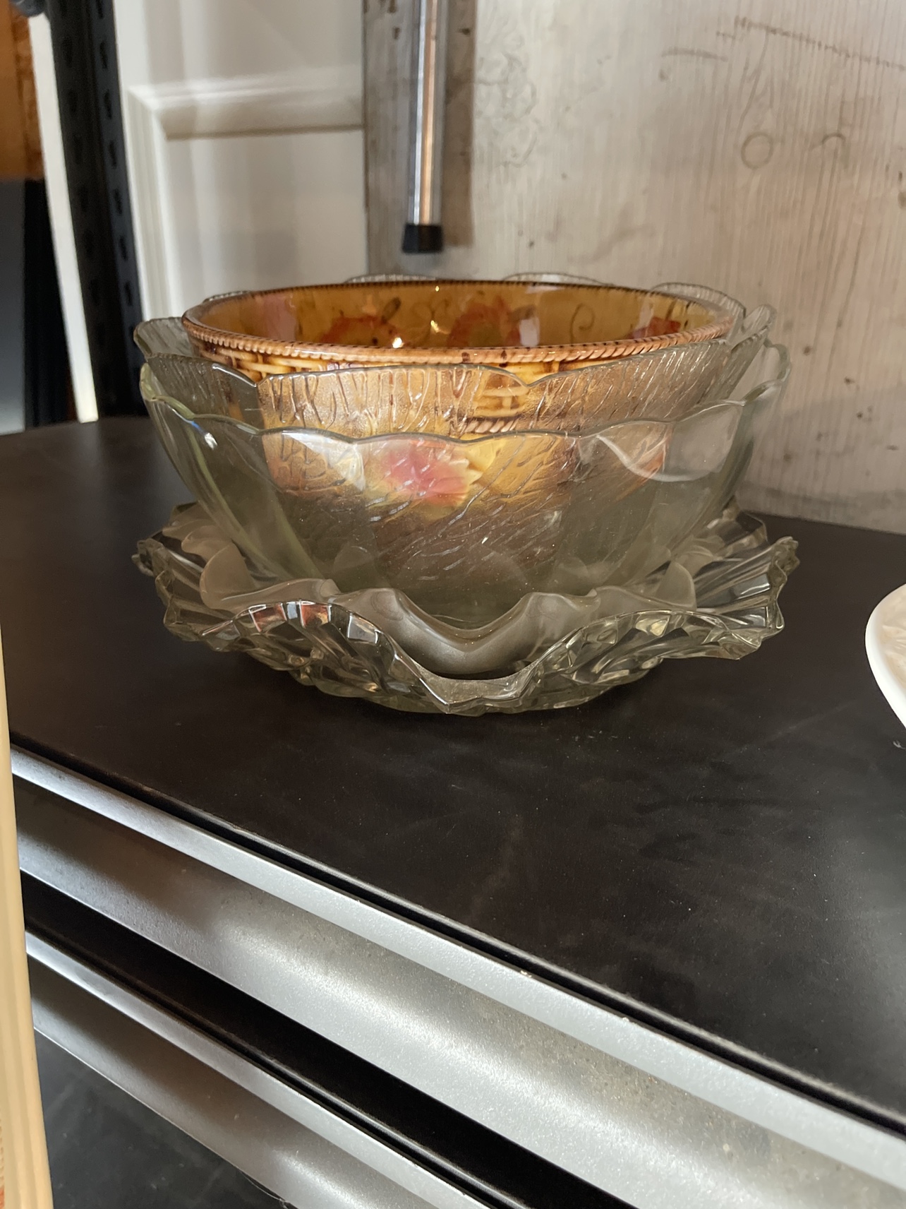 Assortment of crystal bowls, platters. - photo 2