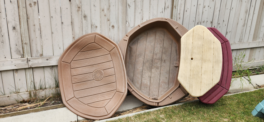 Sandbox with lid