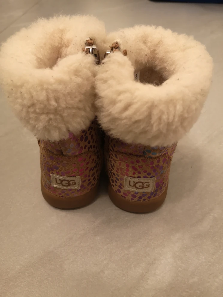 UGGs US Size 8 girl boots image indicator(4)