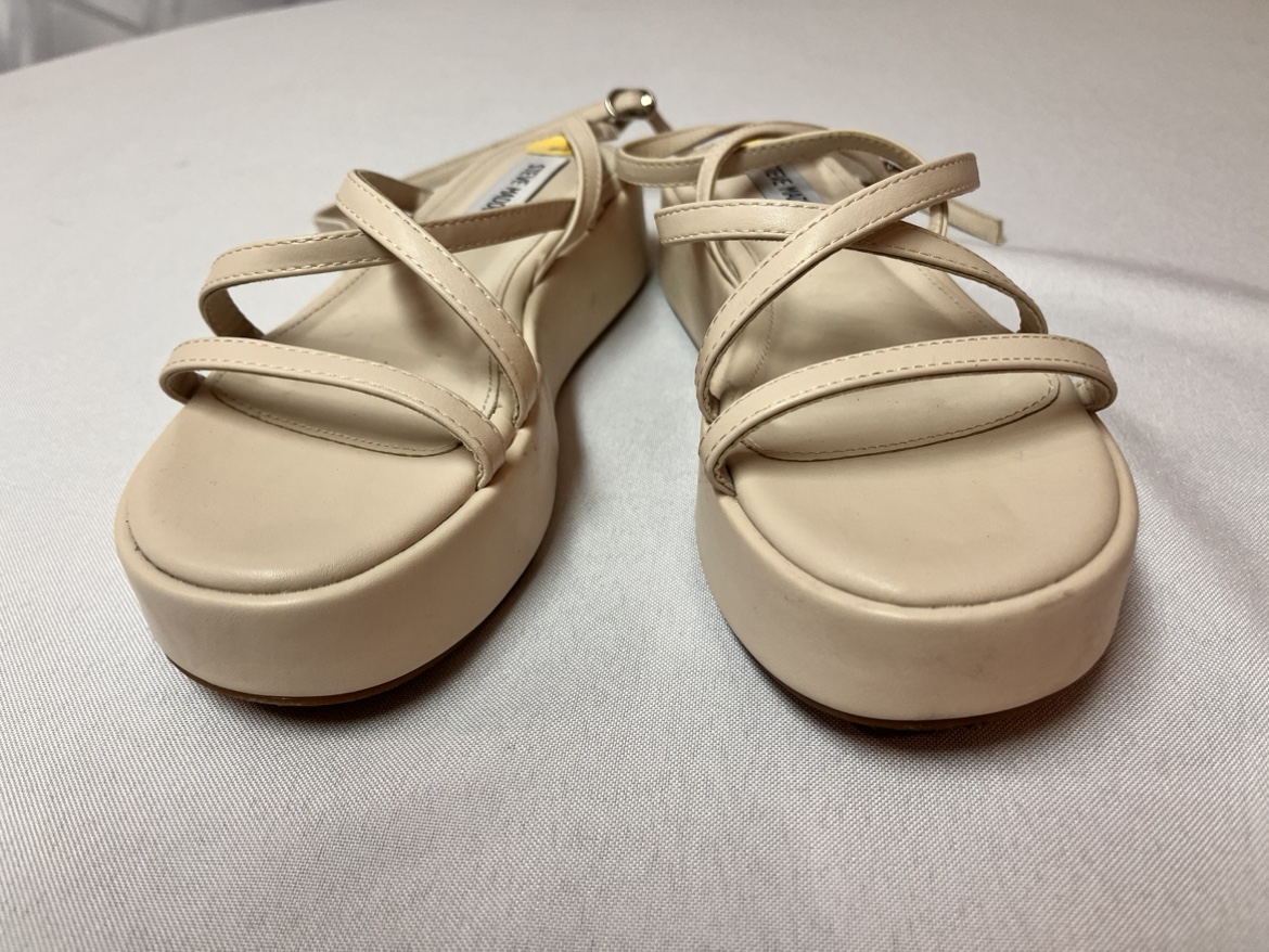 7 or 7.5 Steve Madden cream sandals - very good Condition image indicator(2)