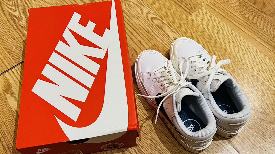 Women's nike sneaker 8.5 image indicator(9)