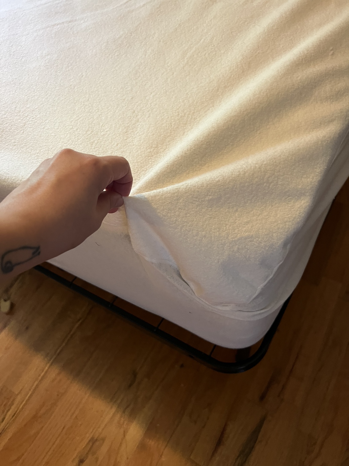 Queen size mattress with protector cover - photo 2
