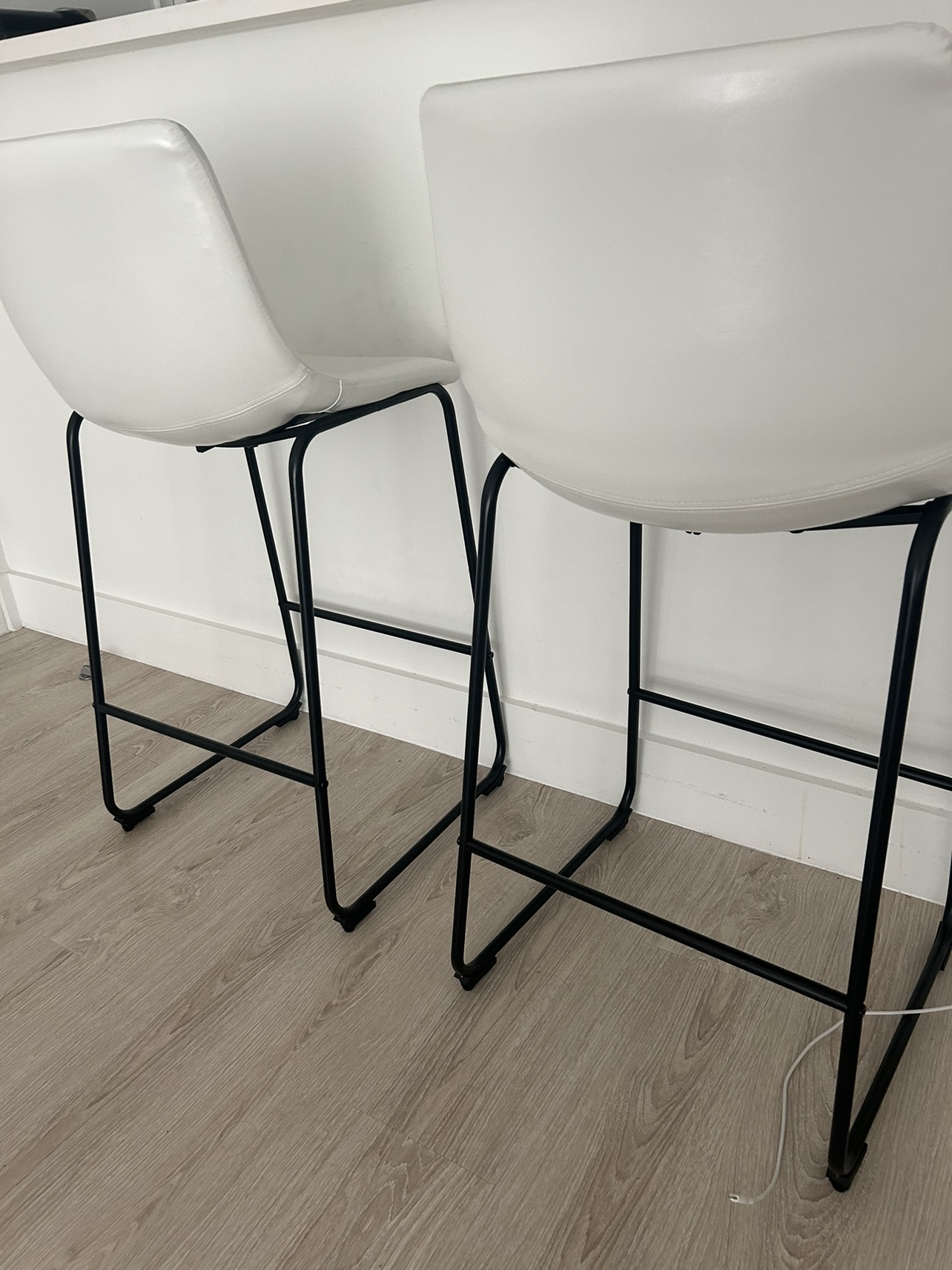 30-Inch White Bar Stool Set - photo 3