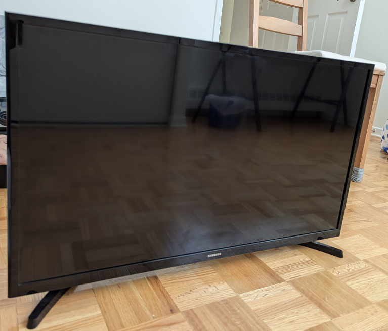 SAMSUNG SMART TV 32" WITH REMOTE CONTROL thumbnail