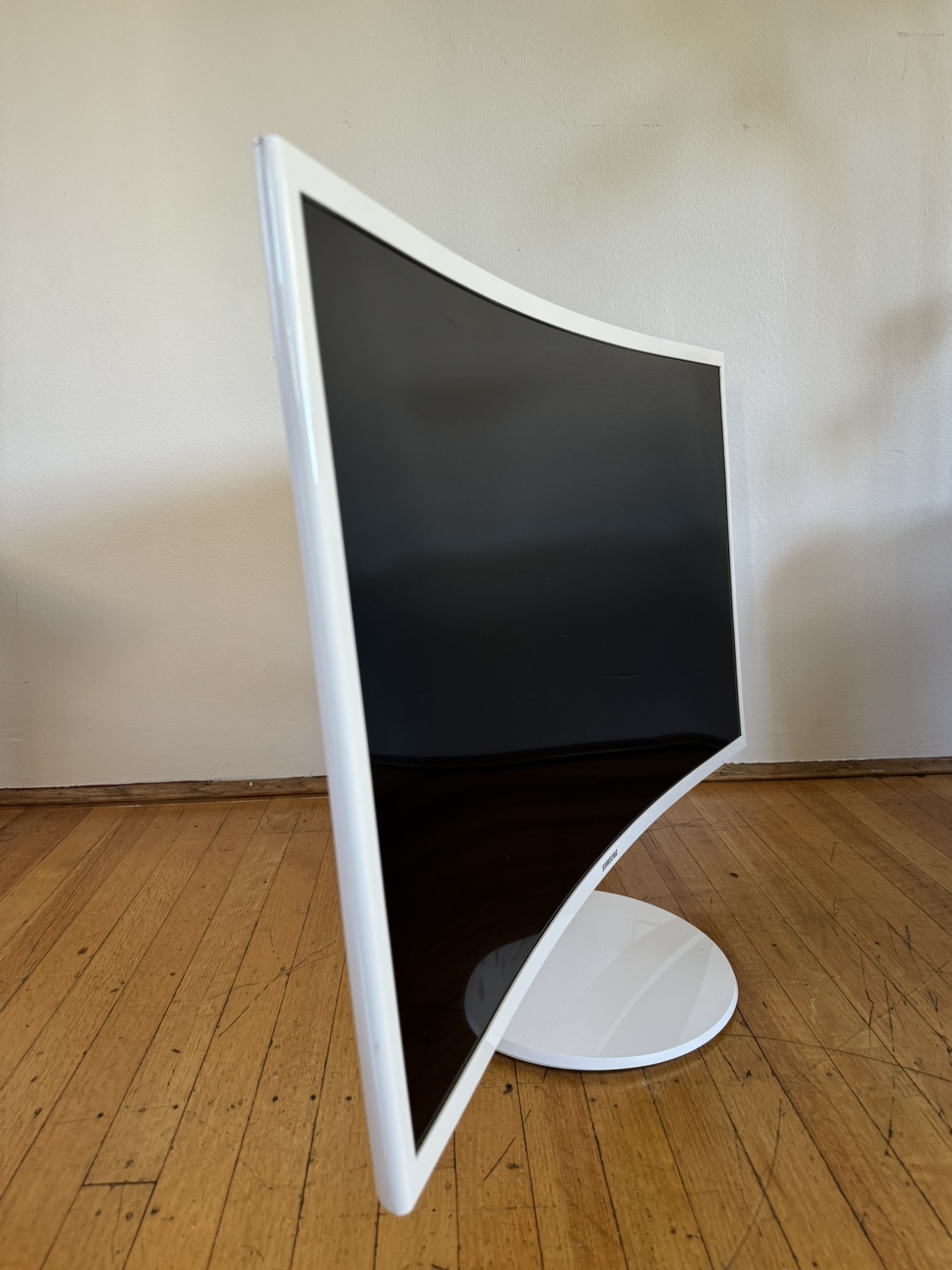 32" Essential Curved Monitor - photo 2