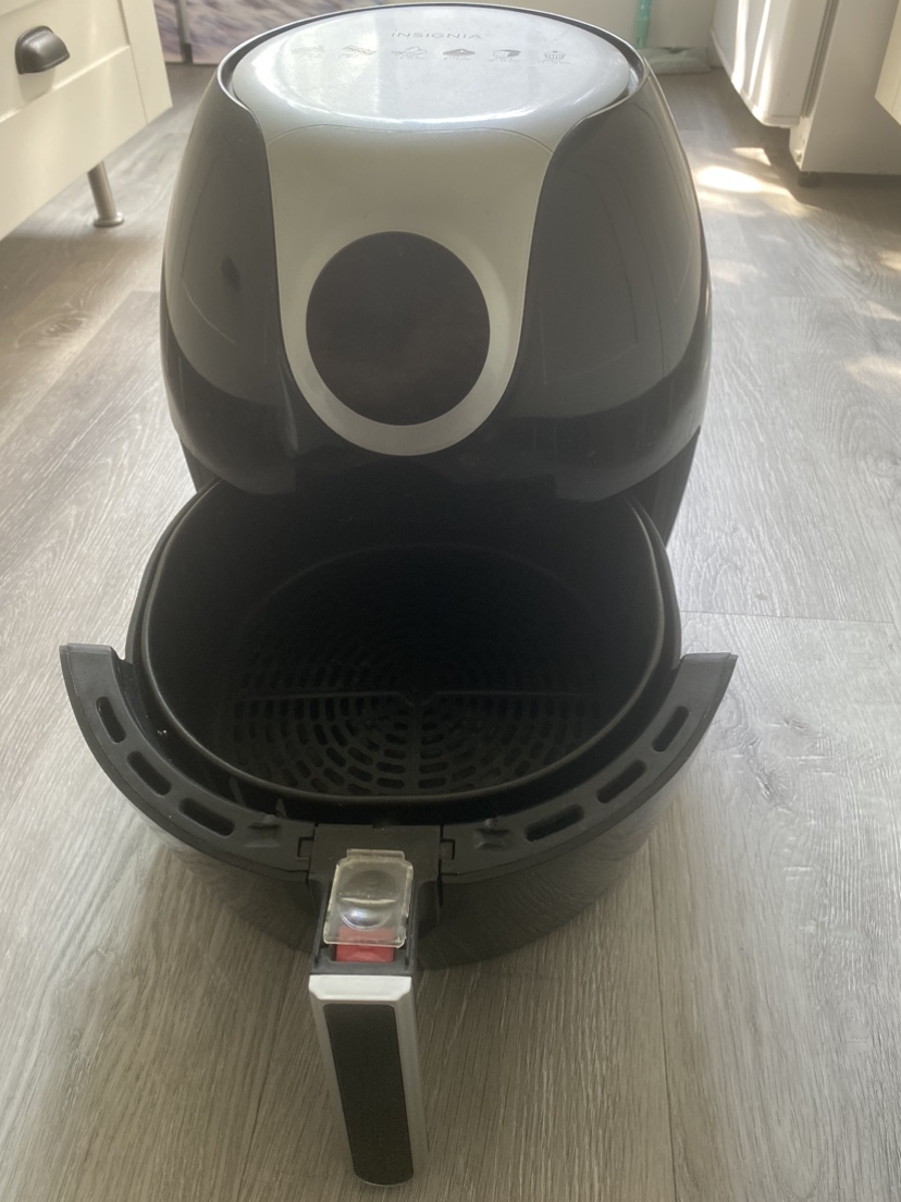 Insignia Air Fryer - photo 2