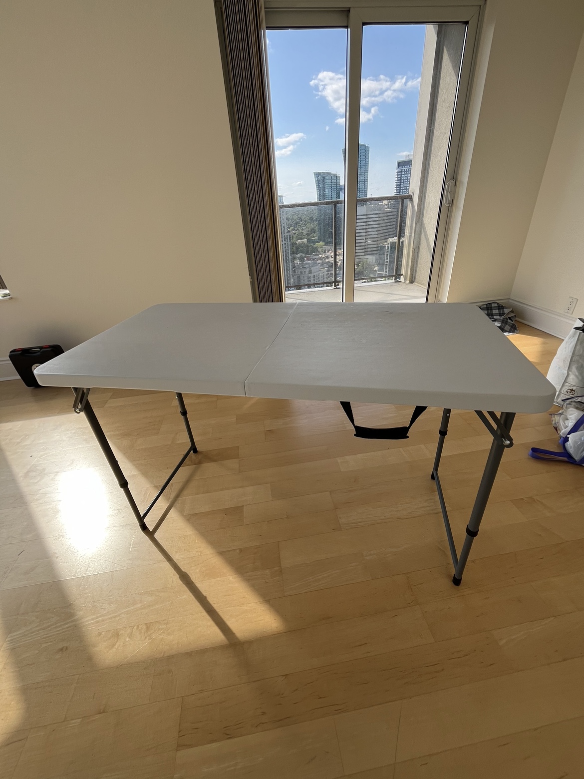Folding table