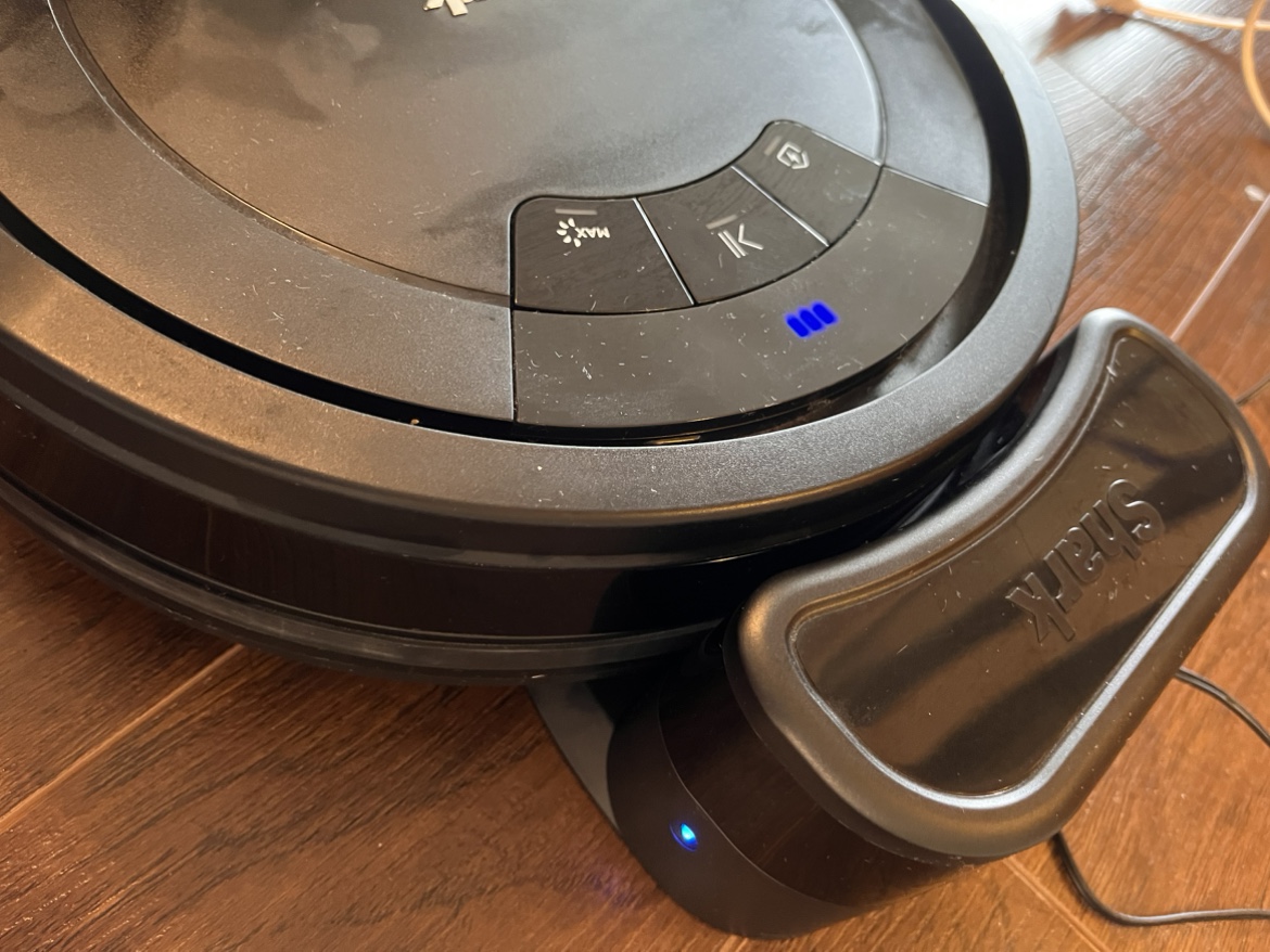 Shark robotic vacuum - photo 2
