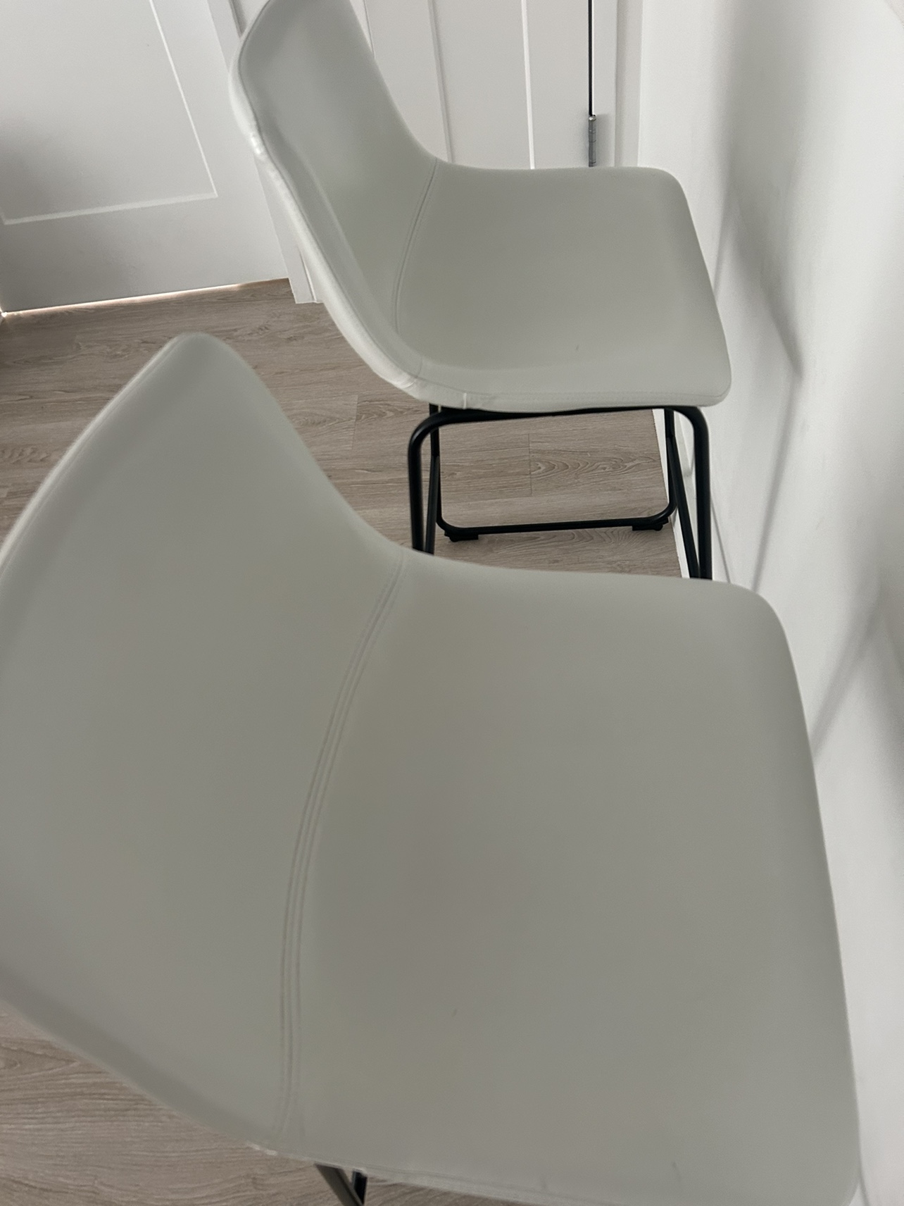 30-Inch White Bar Stool Set - photo 4