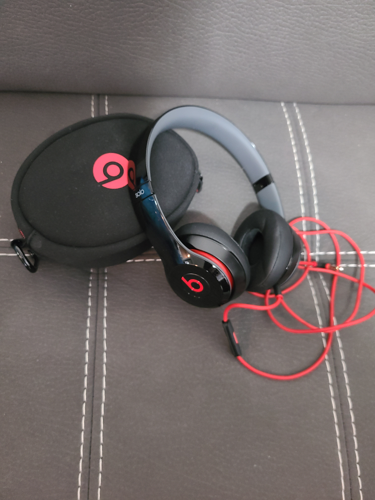 Brand NEW Beats by Dre Solo Headphones thumbnail
