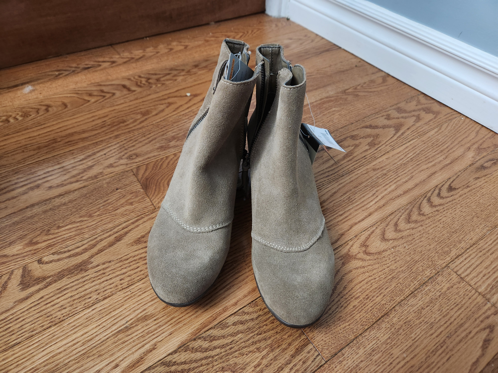 NWT 8.5 woman's ankle boots image indicator(2)