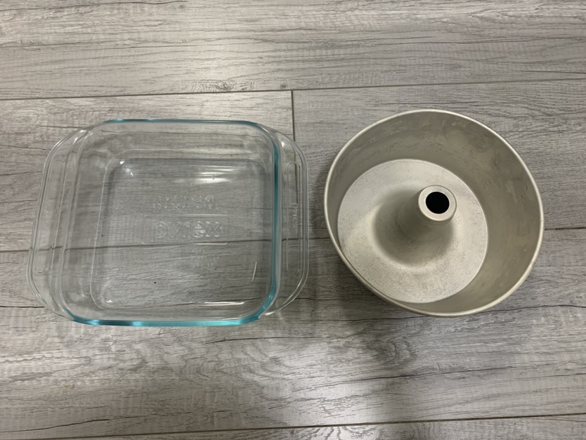 Pyrex Baking Dish and Bundt Pan thumbnail