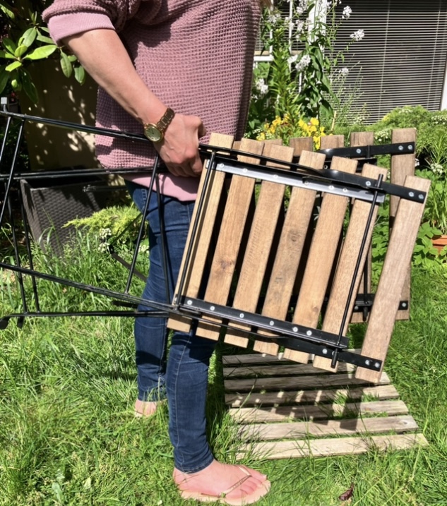 Folding table and chairs image indicator(2)