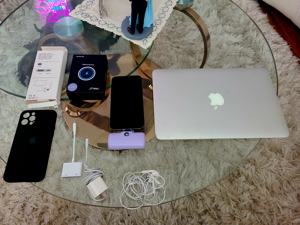🇨🇦  Macbook Air with Iphone & accessories- Read description