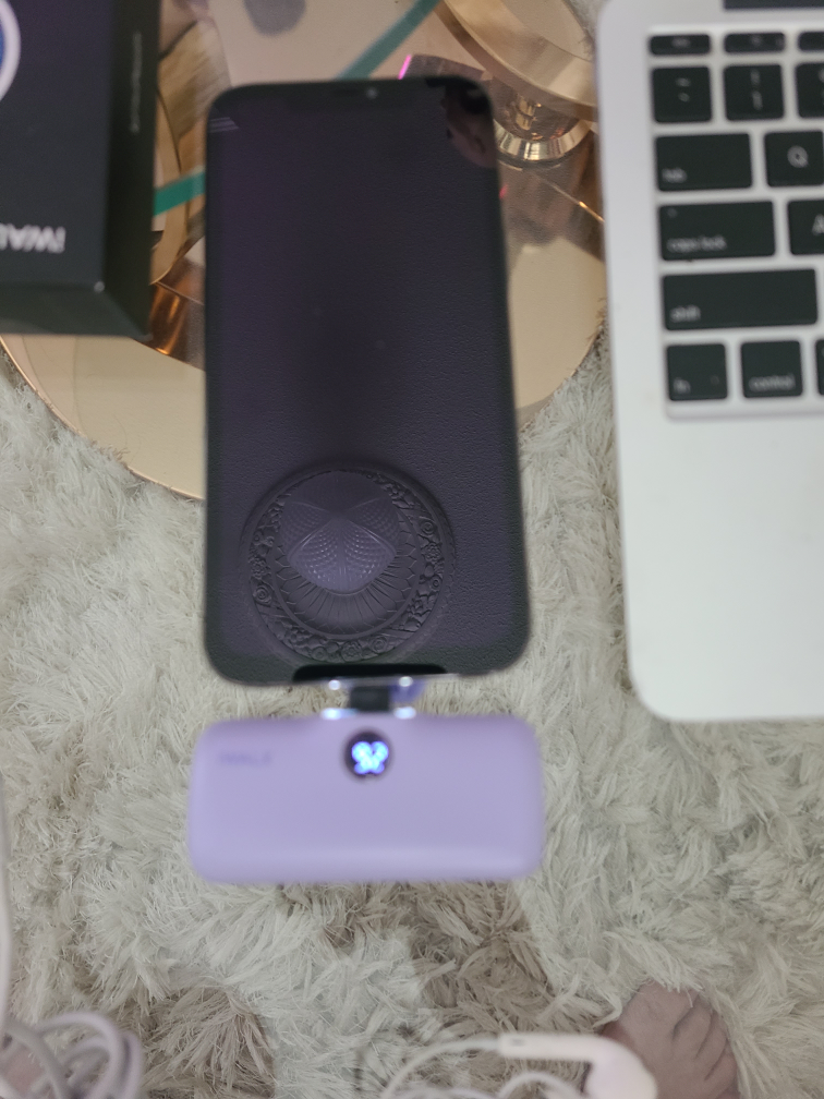 🇨🇦  Macbook Air with Iphone & accessories- Read description - photo 3
