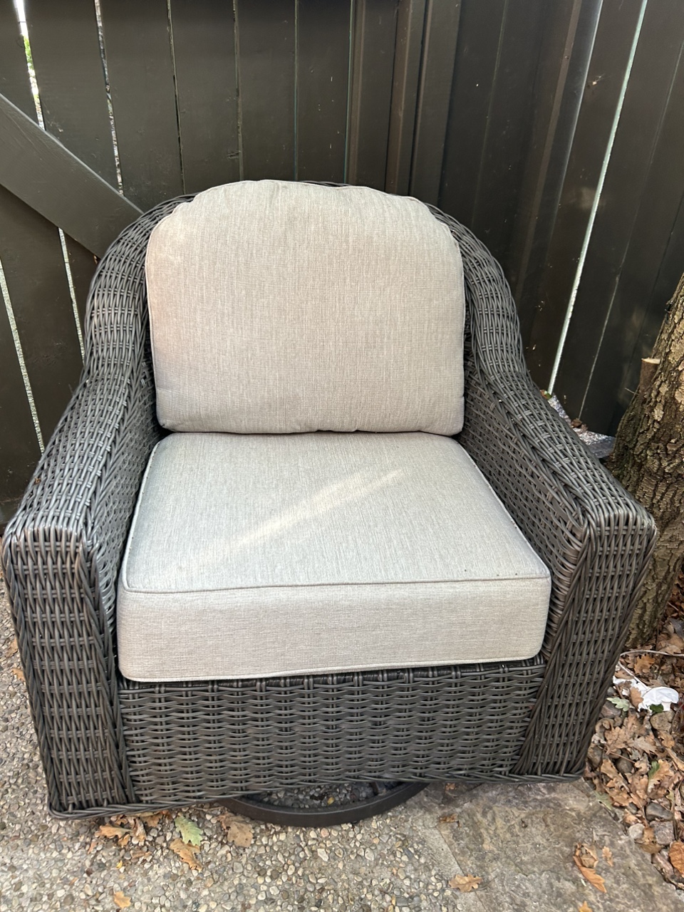 Outdoor swivel chair