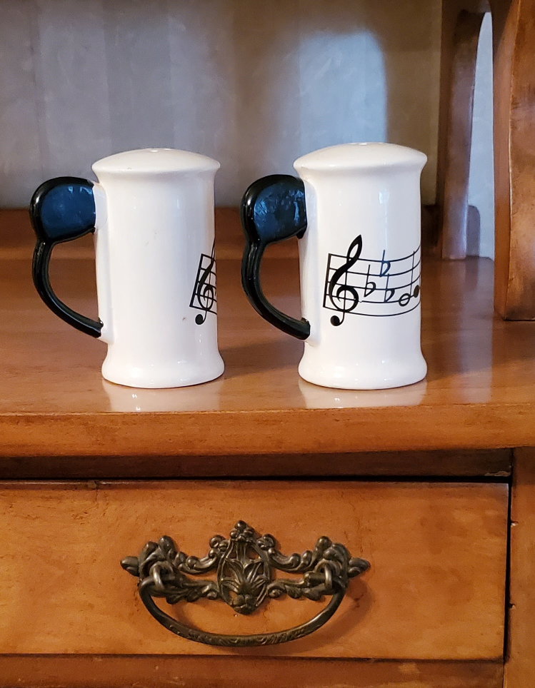 Salt and Pepper shakers - photo 2