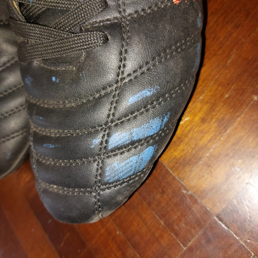 Dream Pair Soccer Cleats Boys/Men's Size 6. FREE Shin Gaurds EUC image indicator(2)