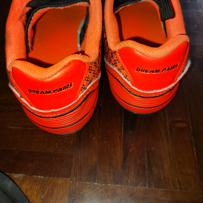 Dream Pair Soccer Cleats Boys/Men's Size 6. FREE Shin Gaurds EUC image indicator(5)