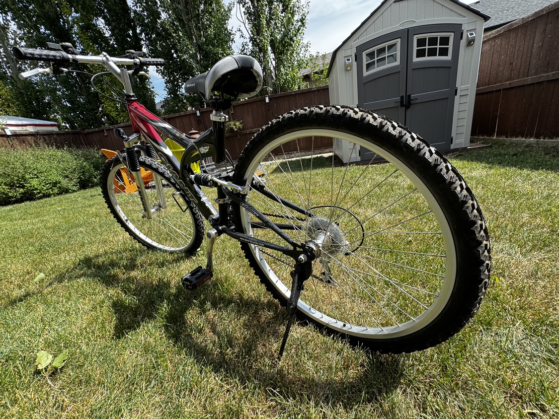 Giant mountain bike 26” wheel  in like new construction - photo 2