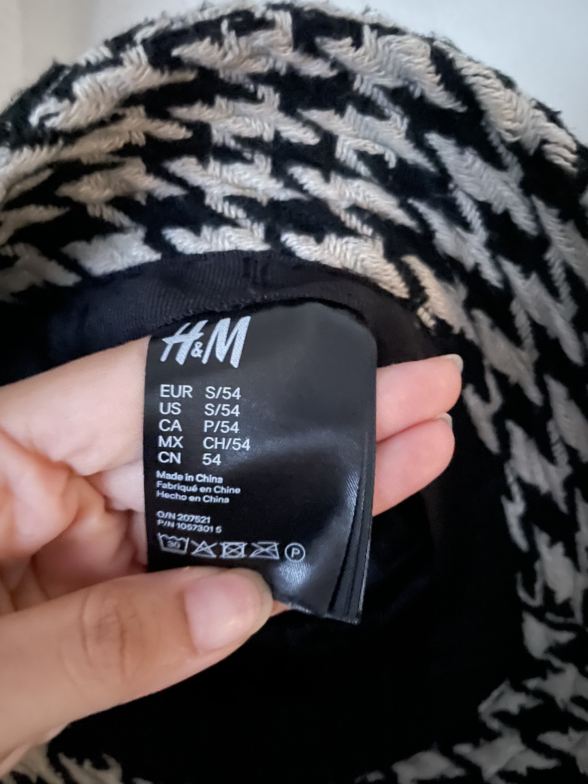 Houndstooth pattern H&M bucket hat image indicator(2)