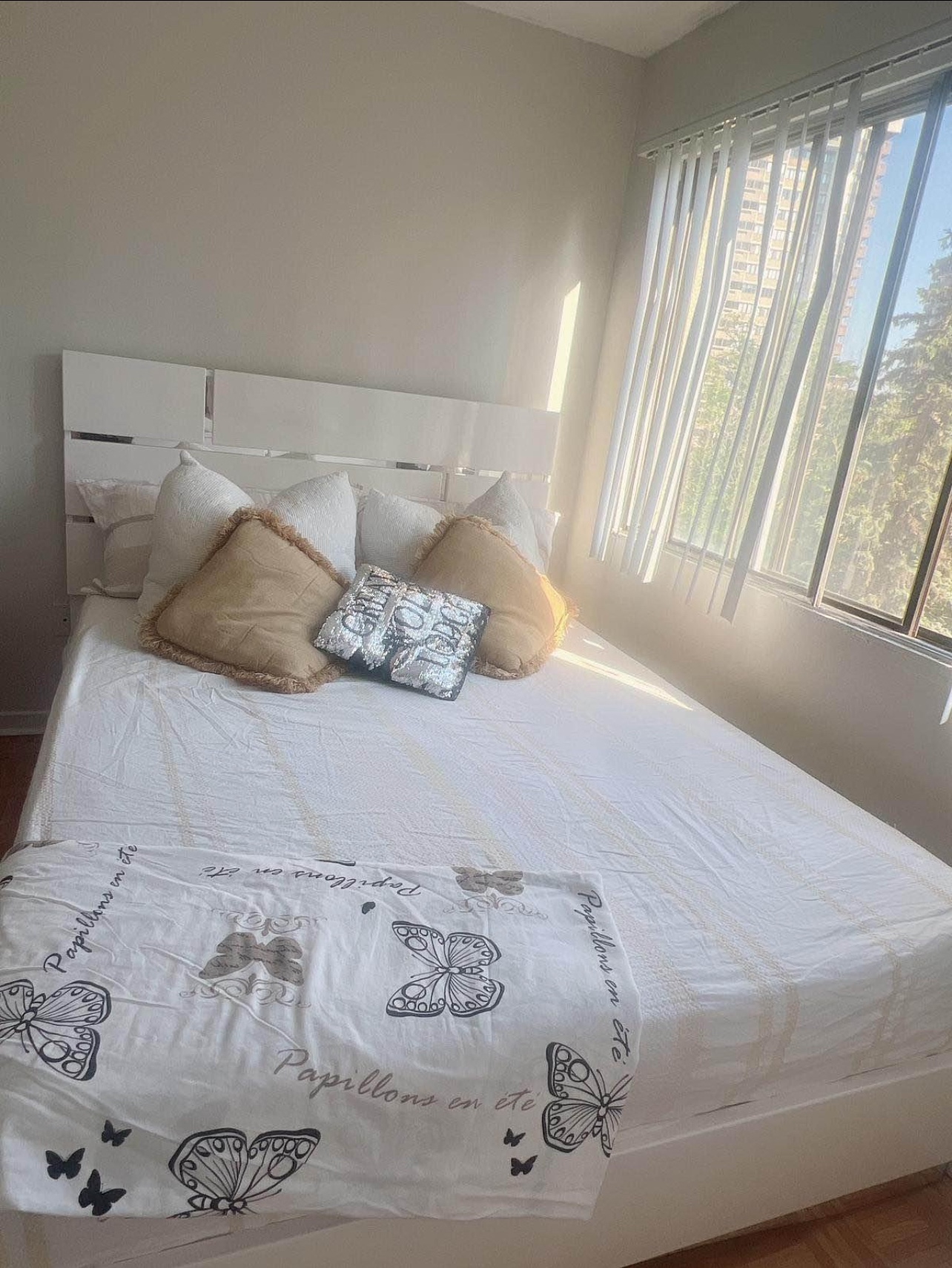 Bed queen size with dresser drawer and mirror image indicator(2)