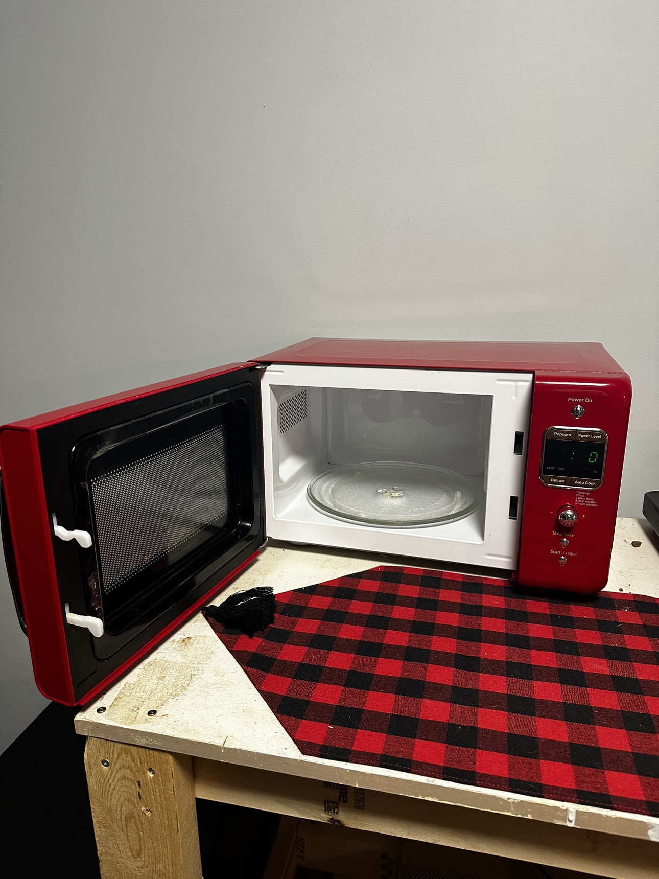 Red vintage look “Daewoo” Microwave - photo 4