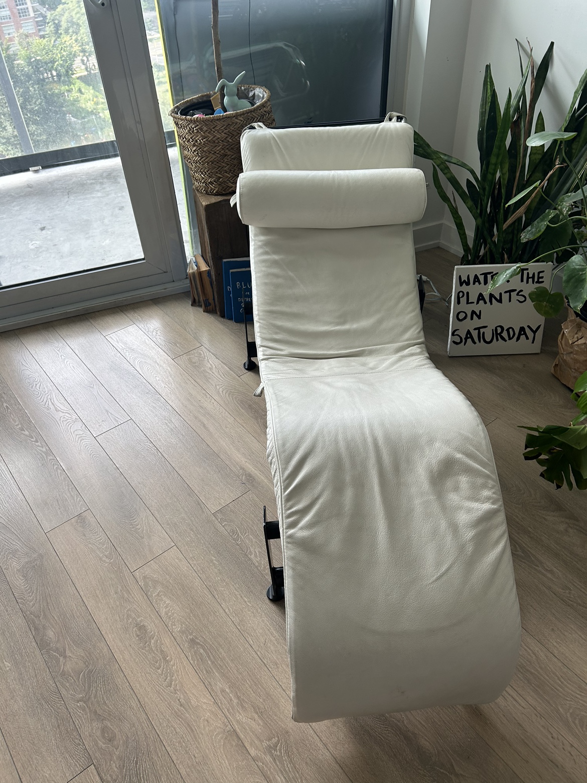 White Leather Chair image indicator(2)