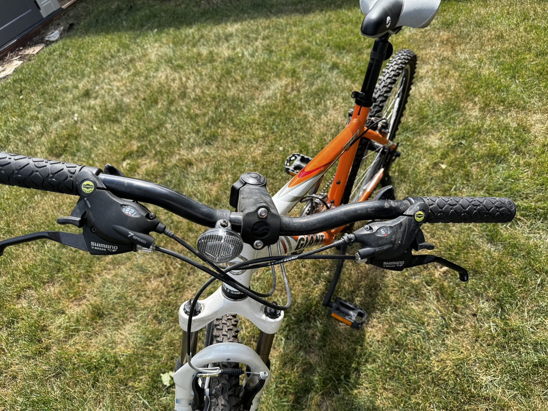 Giant mountain bike 26” wheel  in like new construction - photo 5