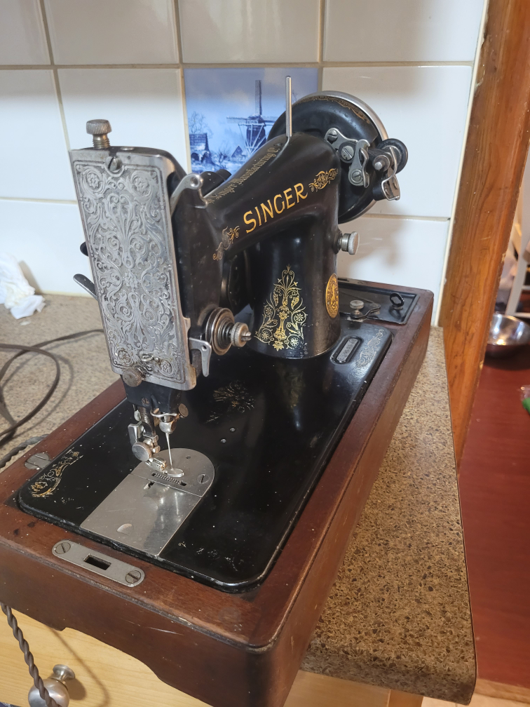 antique singer sewing machine - photo 2