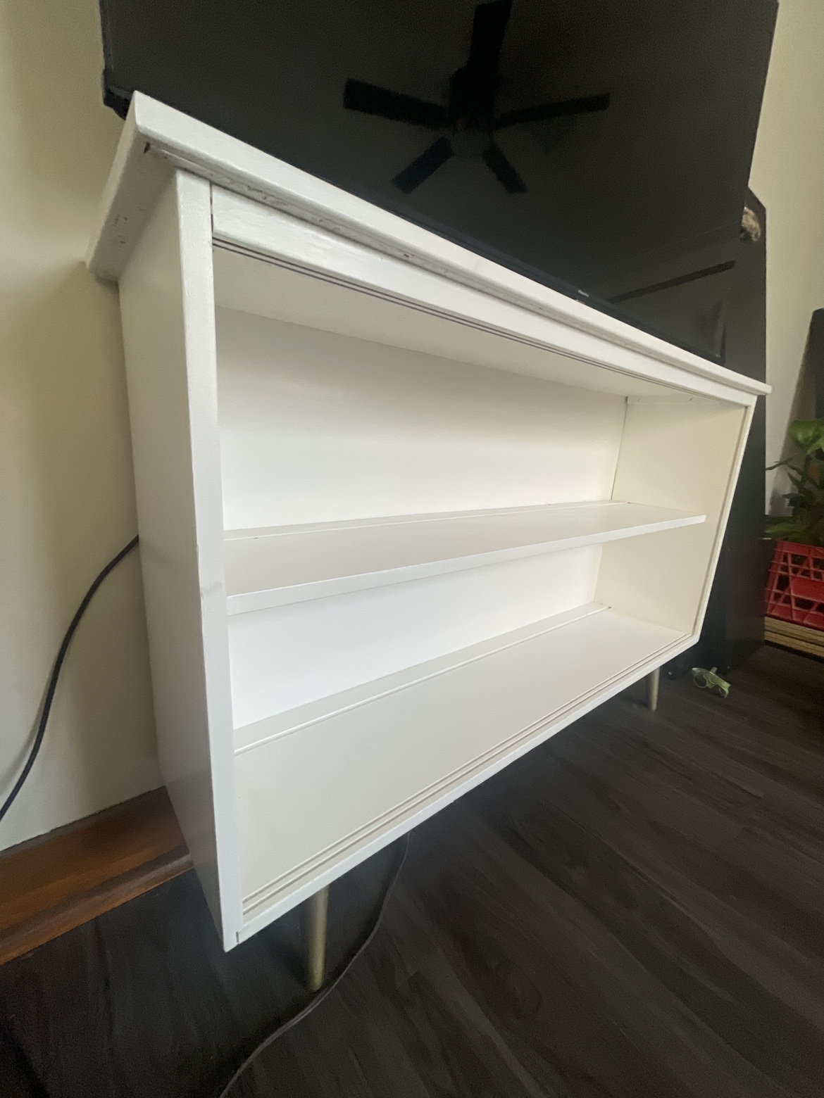 White shelf / TV stand