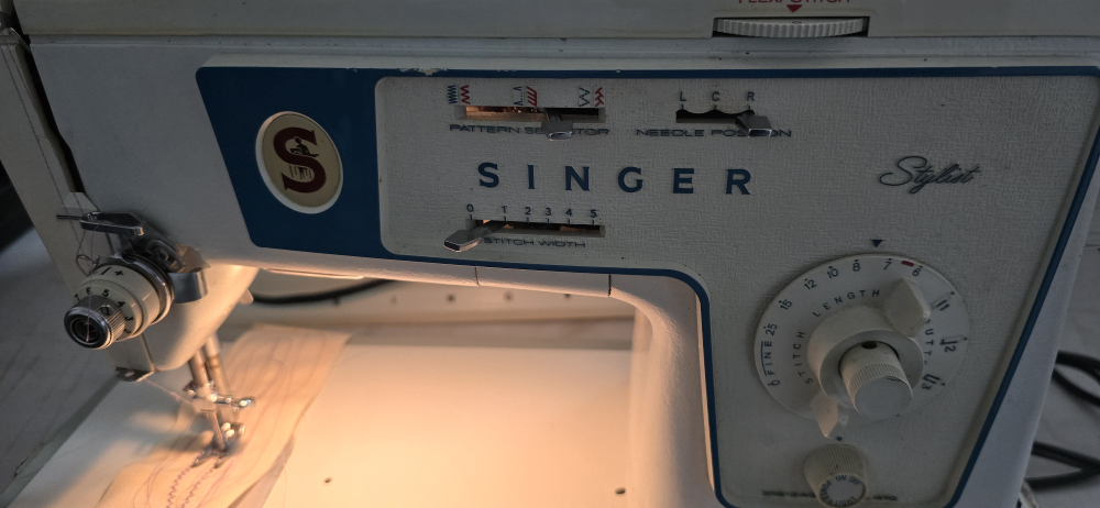 Vintage Singer 416 Stylist Sewing Machine - photo 2
