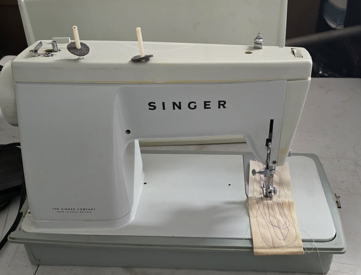 Vintage Singer 416 Stylist Sewing Machine - photo 3